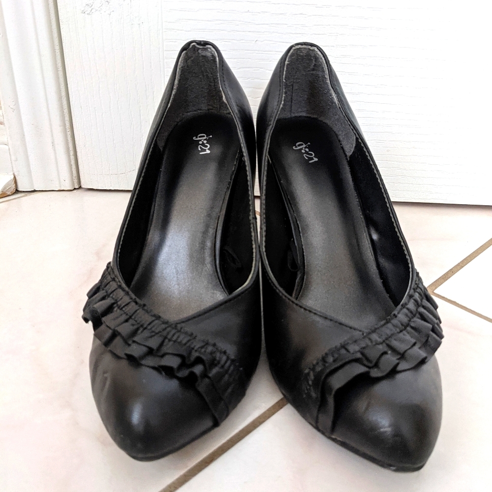 Black ruffle heels - US women's size 8
